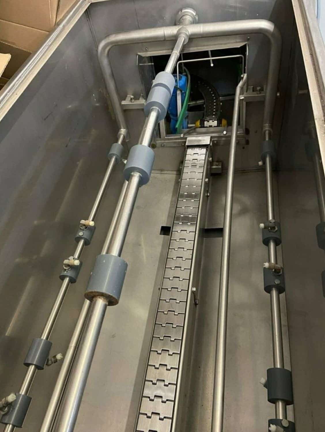 Vista laterale di Nagel, PAC, Juwatec Linea di riempimento bicchieri a rendere per birra e bibite