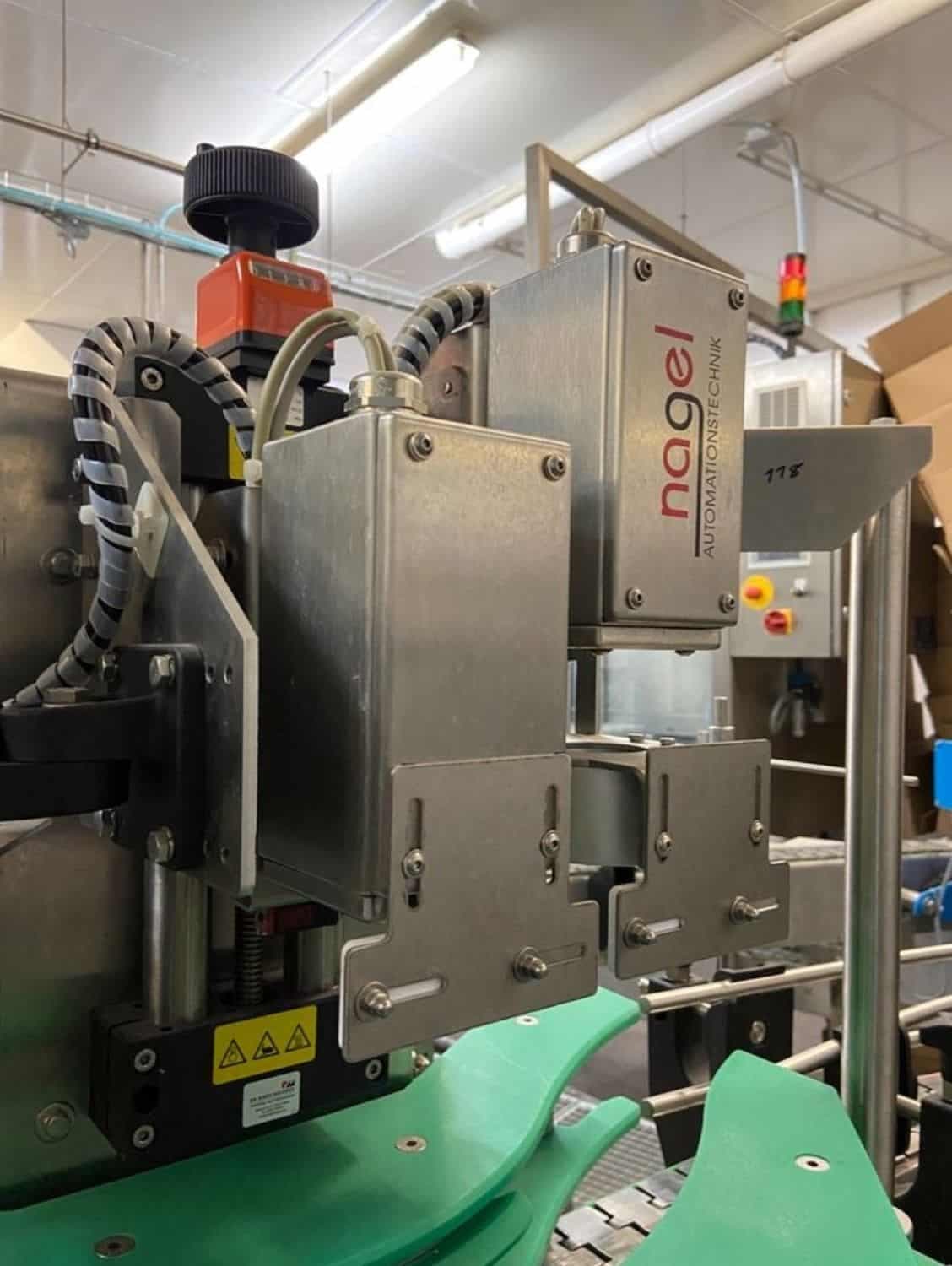 Vista laterale di Nagel, PAC, Juwatec Linea di riempimento bicchieri a rendere per birra e bibite