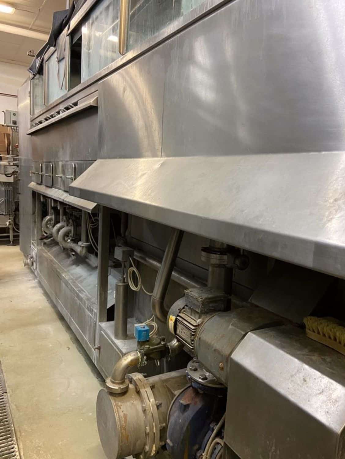 Vista laterale di Nagel, PAC, Juwatec Linea di riempimento bicchieri a rendere per birra e bibite