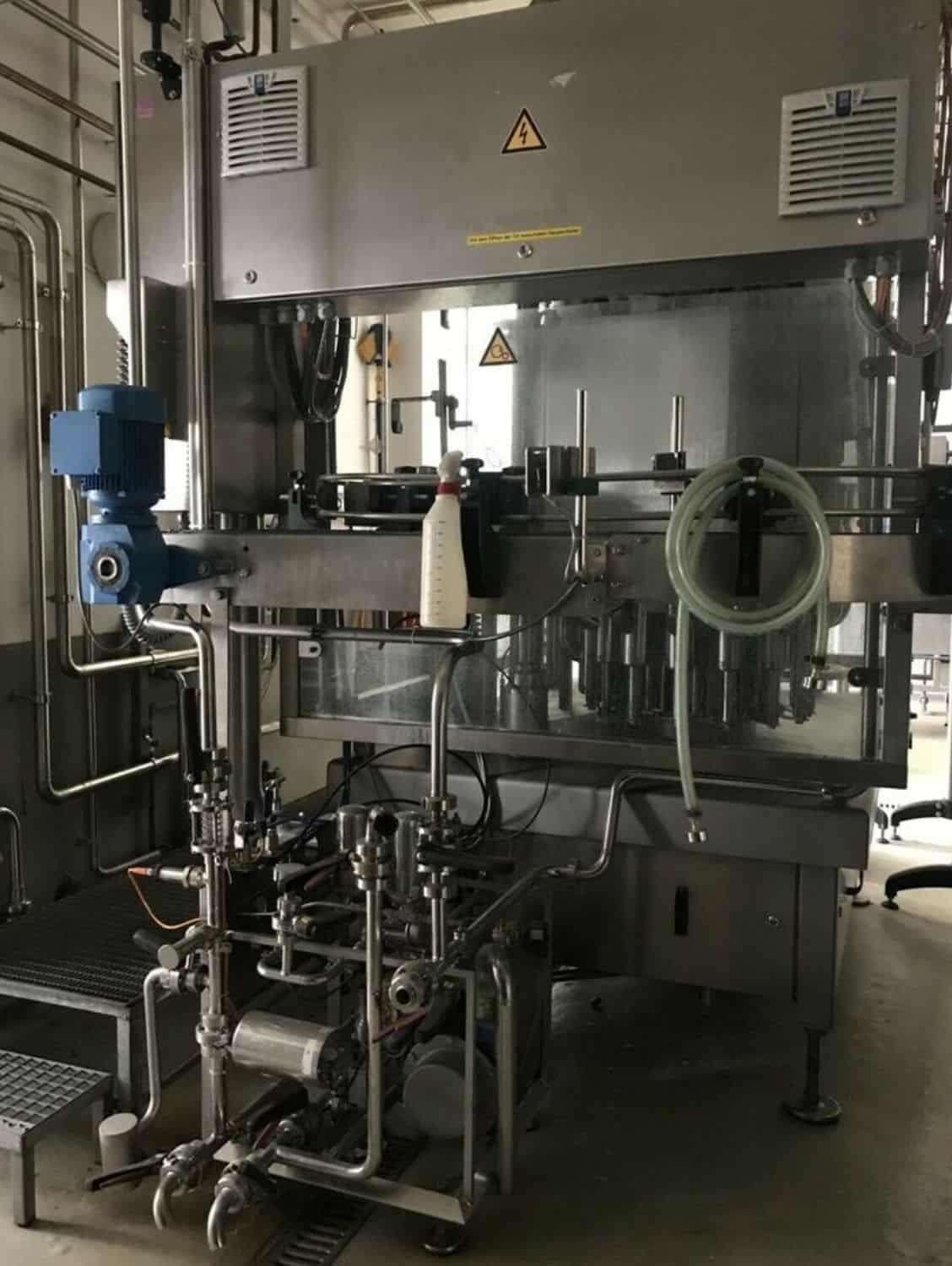 Vista laterale di Nagel, PAC, Juwatec Linea di riempimento bicchieri a rendere per birra e bibite