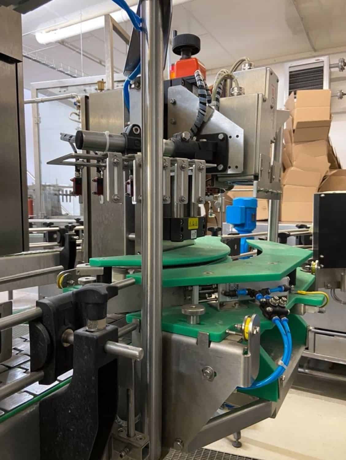 Vista sinistra di Nagel, PAC, Juwatec Linea di riempimento bicchieri a rendere per birra e bibite