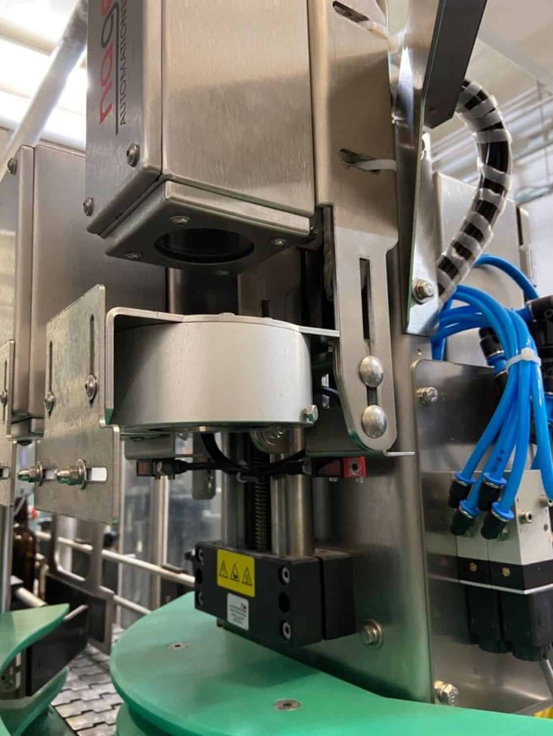 Vista laterale di Nagel, PAC, Juwatec Linea di riempimento bicchieri a rendere per birra e bibite
