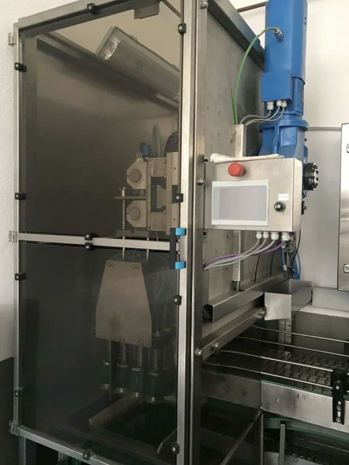 Vista laterale di Nagel, PAC, Juwatec Linea di riempimento bicchieri a rendere per birra e bibite