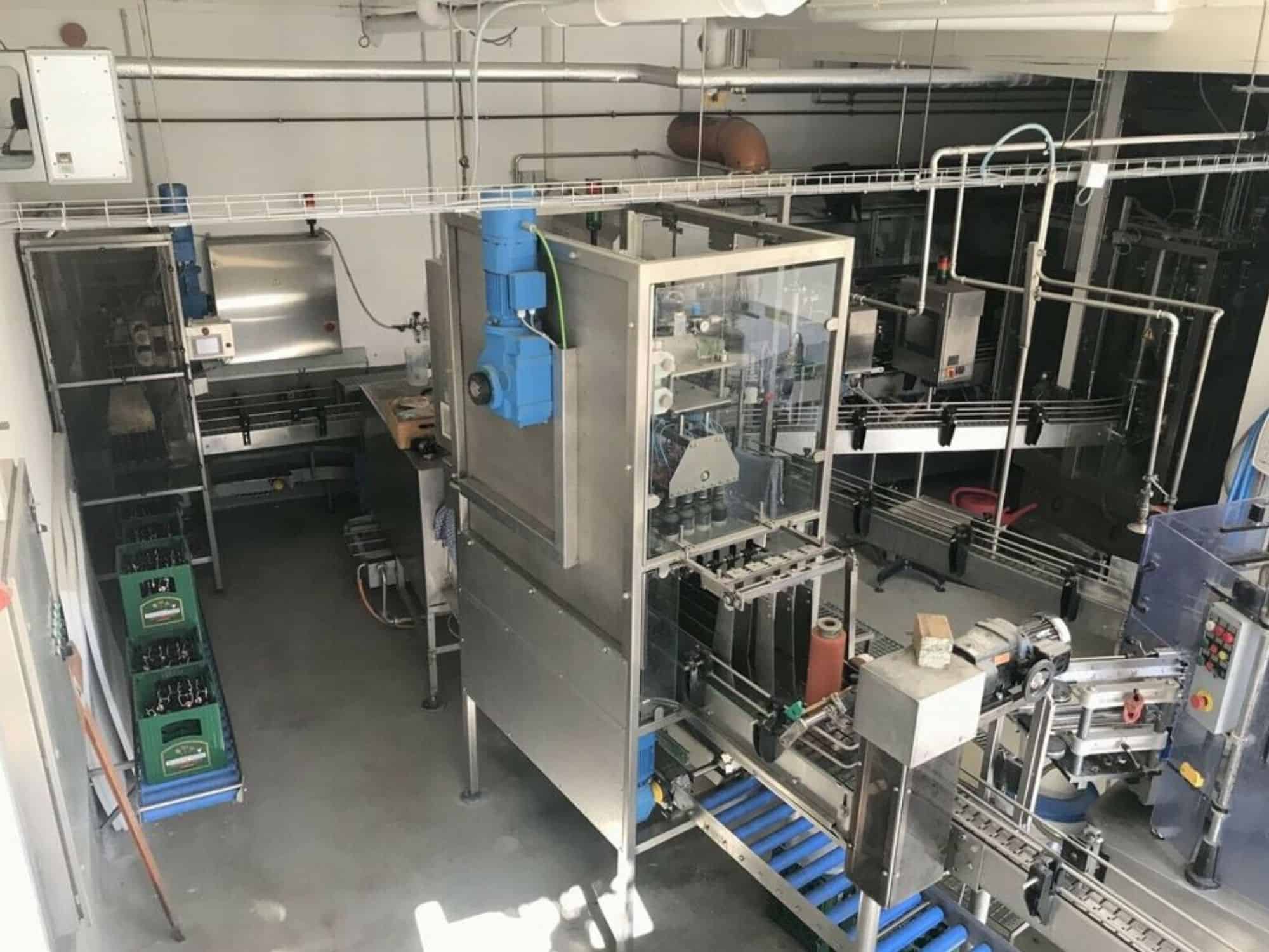 Vista laterale di Nagel, PAC, Juwatec Linea di riempimento bicchieri a rendere per birra e bibite