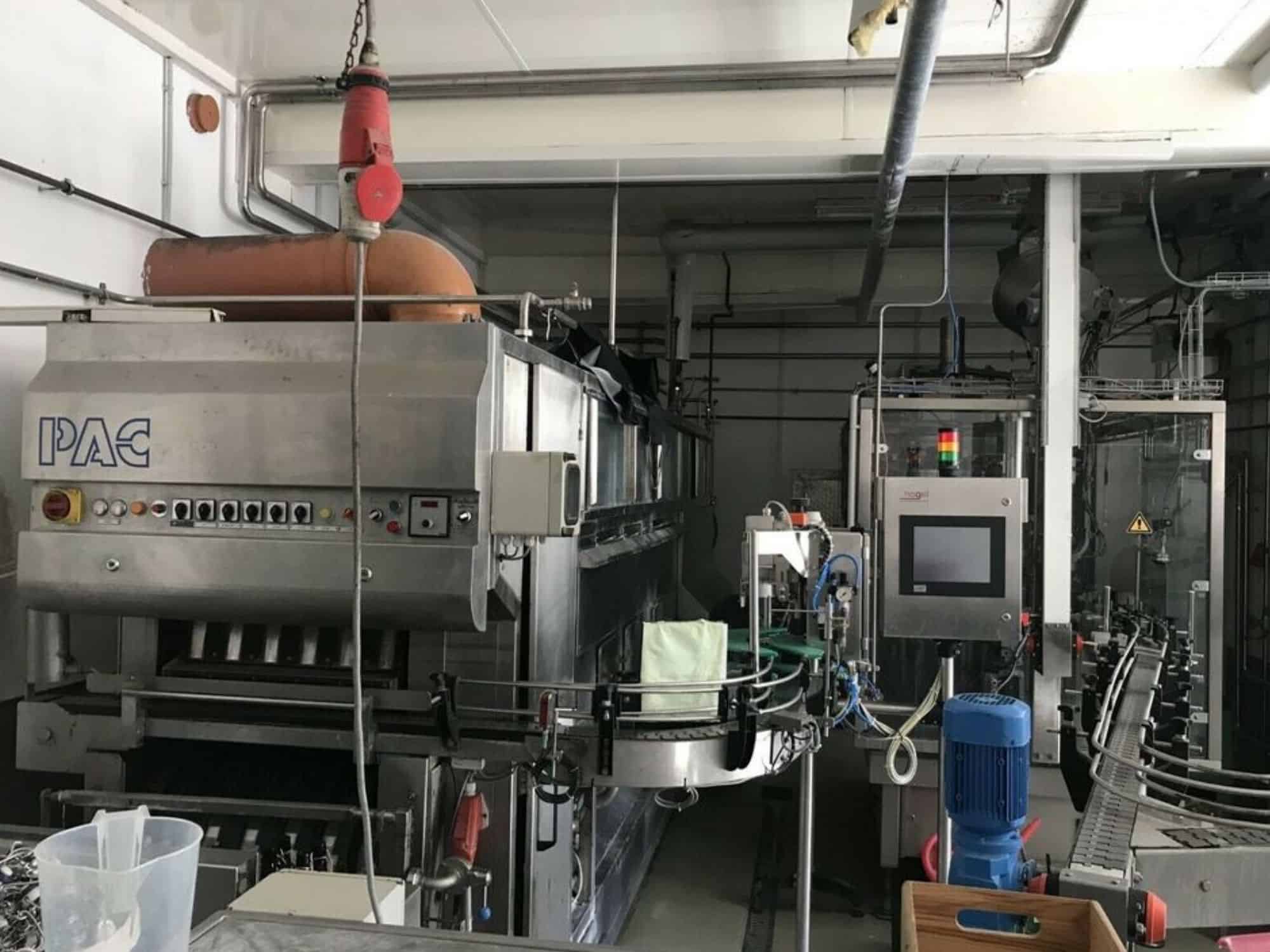 Vista laterale di Nagel, PAC, Juwatec Linea di riempimento bicchieri a rendere per birra e bibite