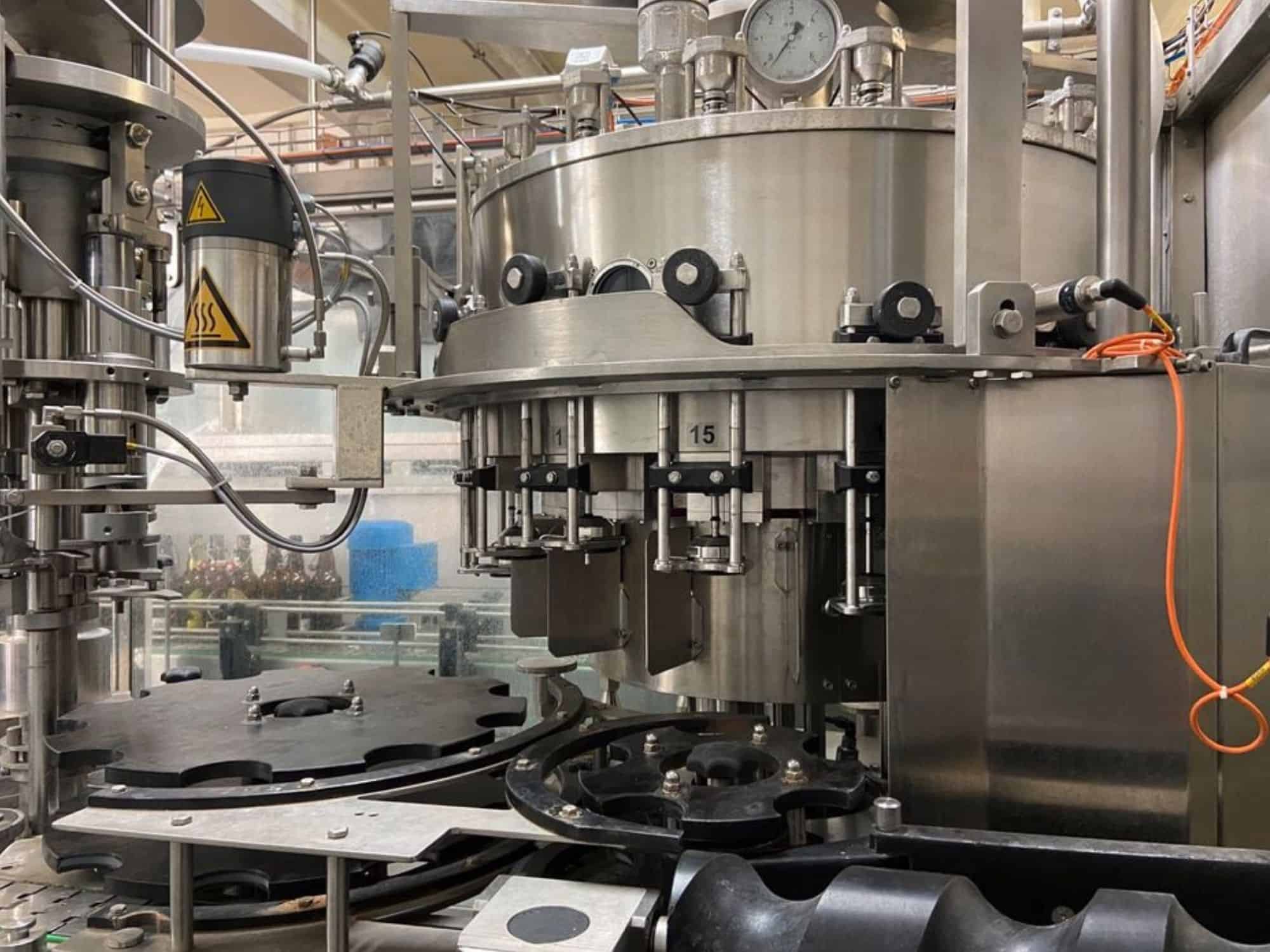 Vista laterale di Nagel, PAC, Juwatec Linea di riempimento bicchieri a rendere per birra e bibite