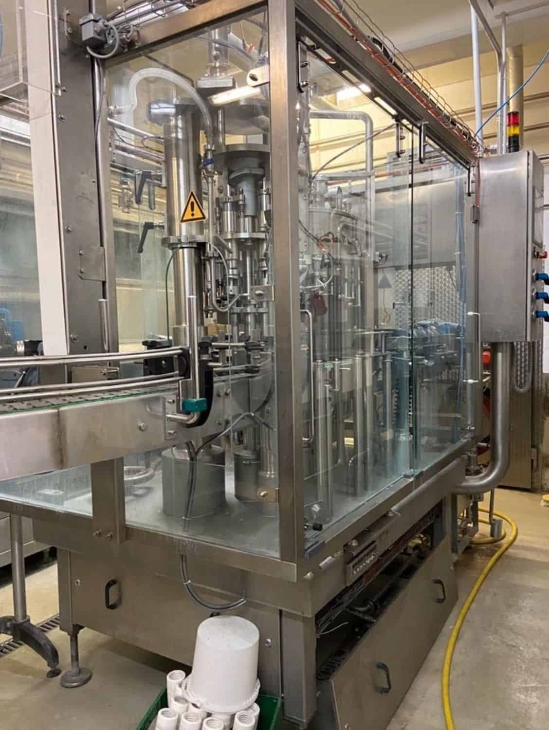 Vista destra di Nagel, PAC, Juwatec Linea di riempimento bicchieri a rendere per birra e soft drink