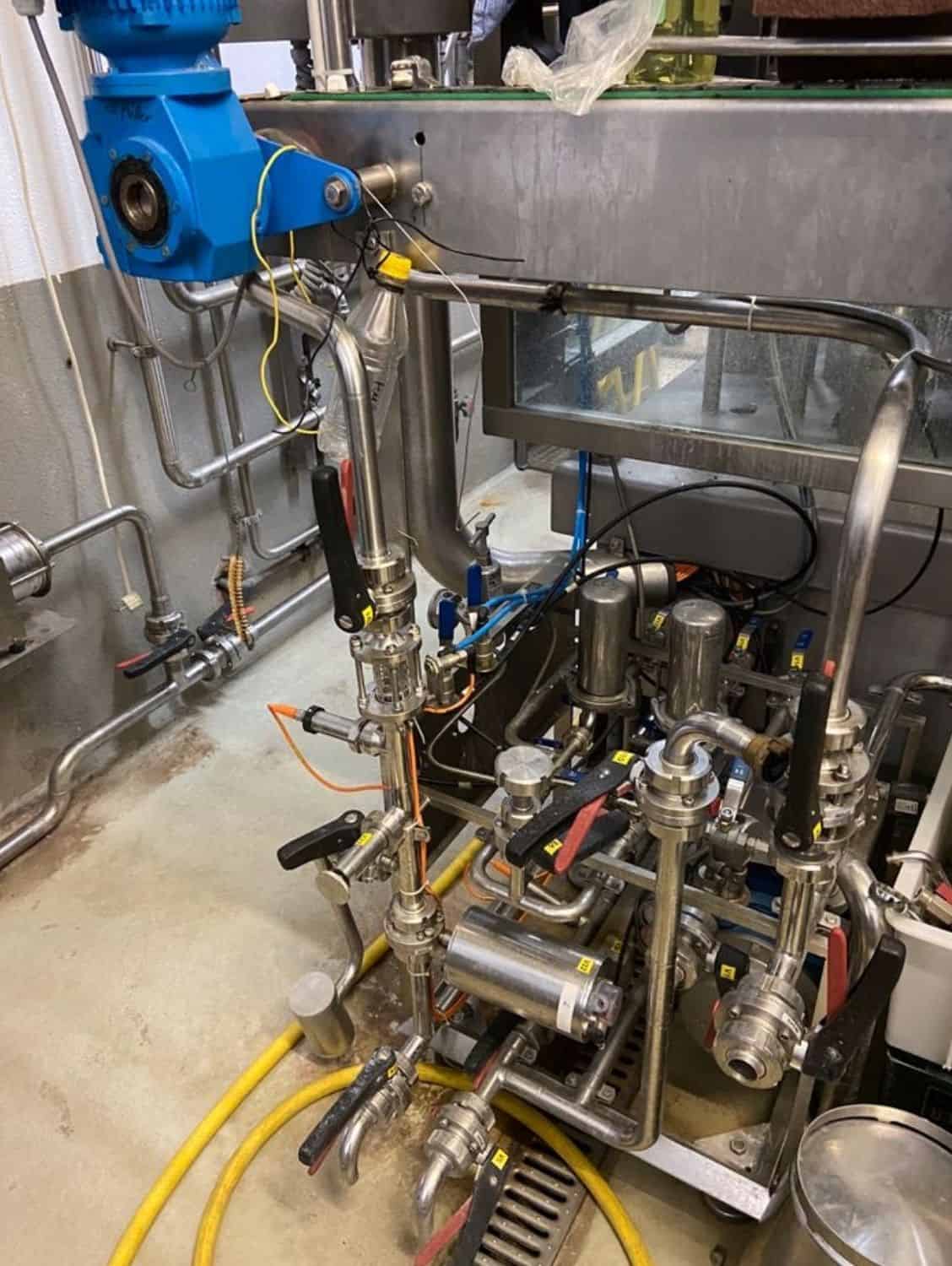 Vista laterale di Nagel, PAC, Juwatec Linea di riempimento bicchieri a rendere per birra e bibite