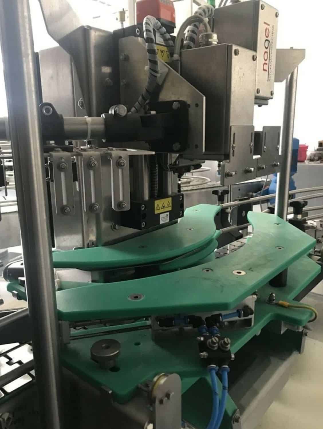 Vista laterale di Nagel, PAC, Juwatec Linea di riempimento bicchieri a rendere per birra e bibite