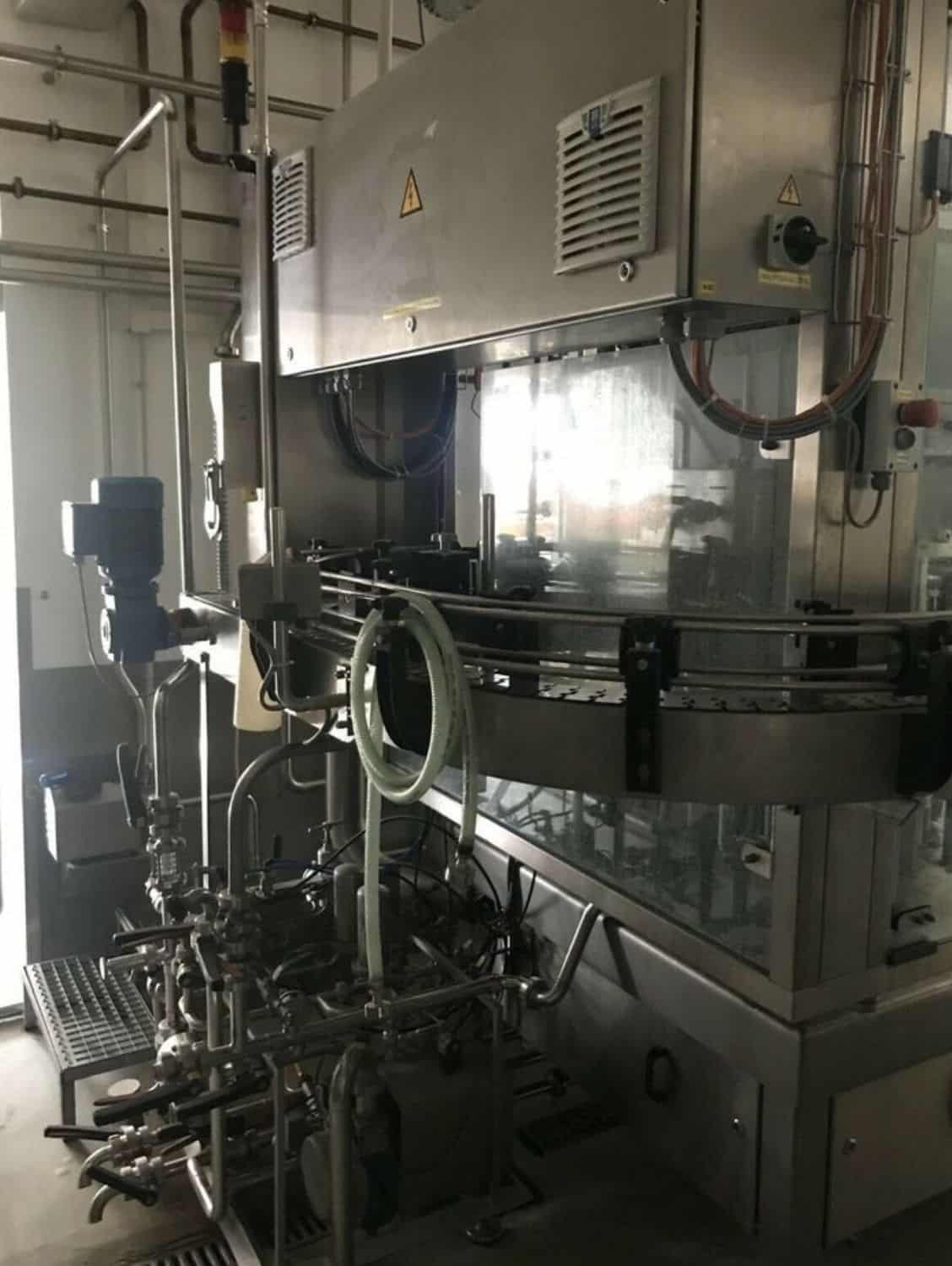Vista sinistra di Nagel, PAC, Juwatec Linea di riempimento bicchieri a rendere per birra e bibite