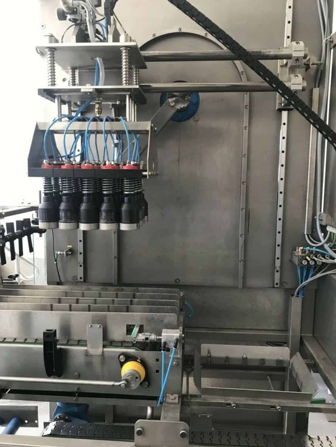 Vista sinistra di Nagel, PAC, Juwatec Linea di riempimento bicchieri a rendere per birra e bibite