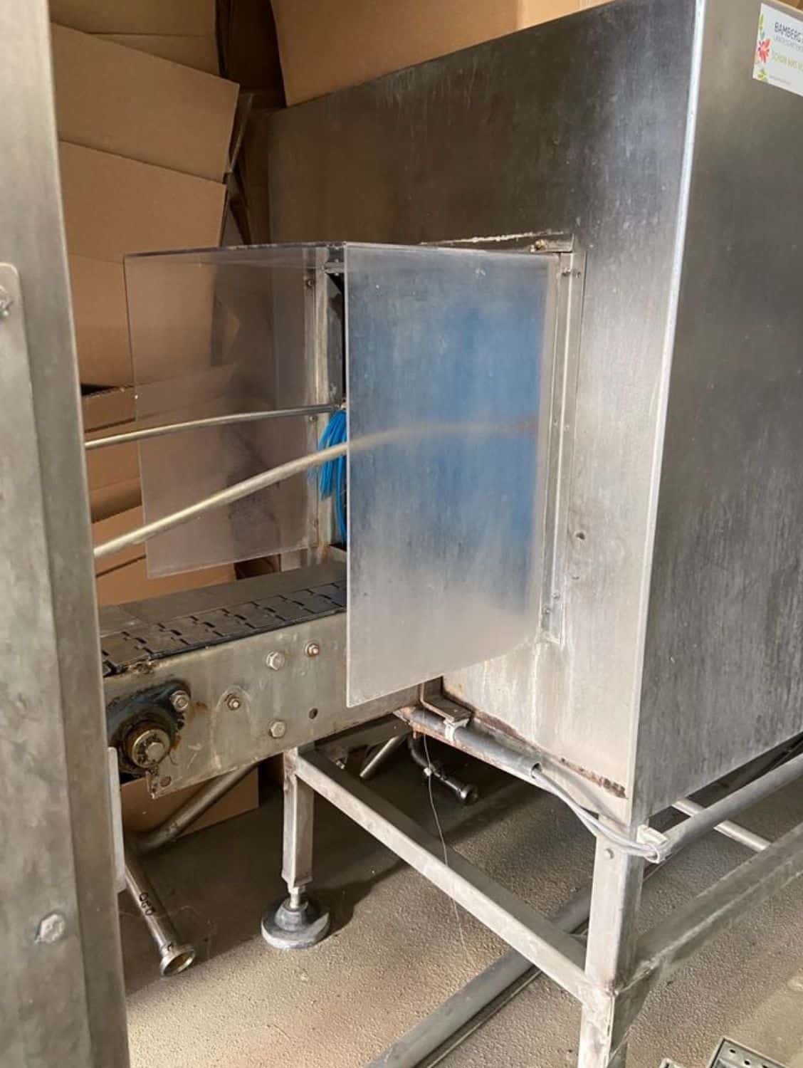 Vista destra di Nagel, PAC, Juwatec Linea di riempimento bicchieri a rendere per birra e soft drink