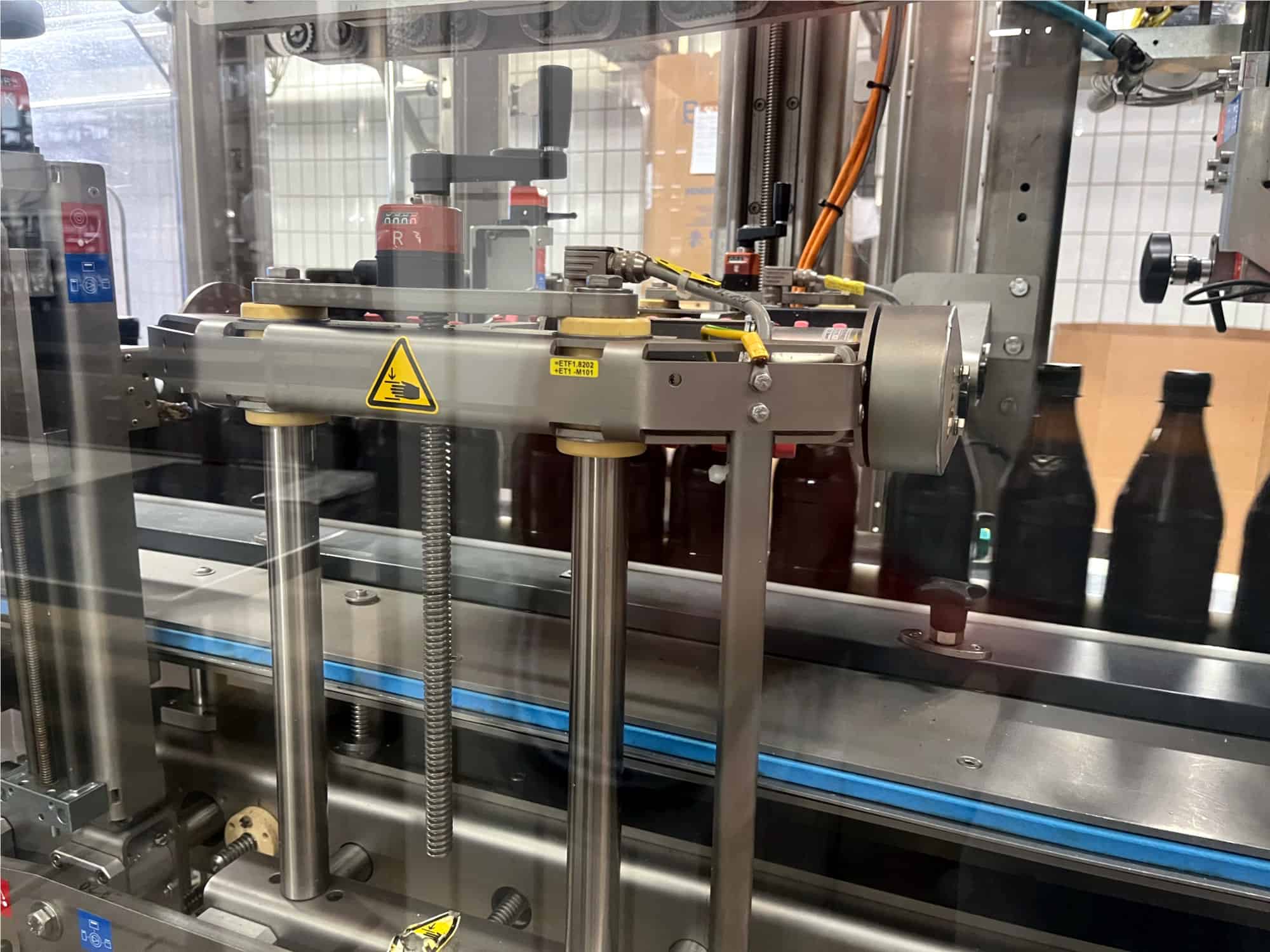 Sala di lavoro of Krones Sleevematic M2 + Shrinkmat