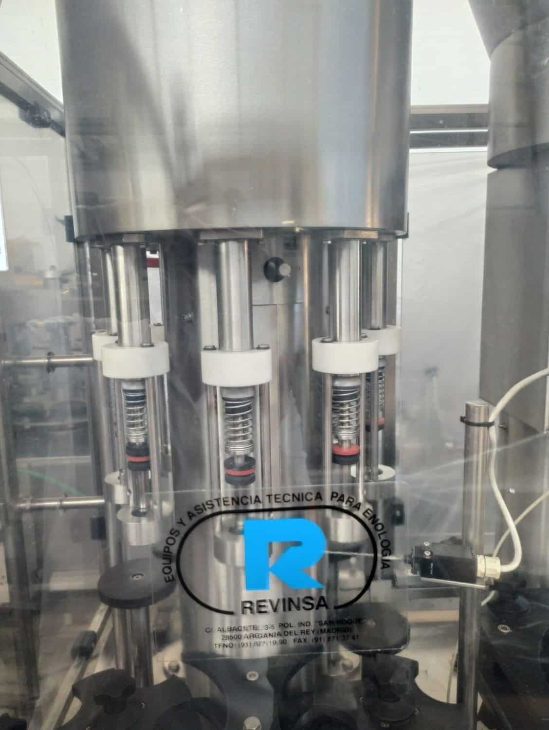 Sala di lavoro della linea di riempimento Revinsa per bottiglie di vetro a perdere