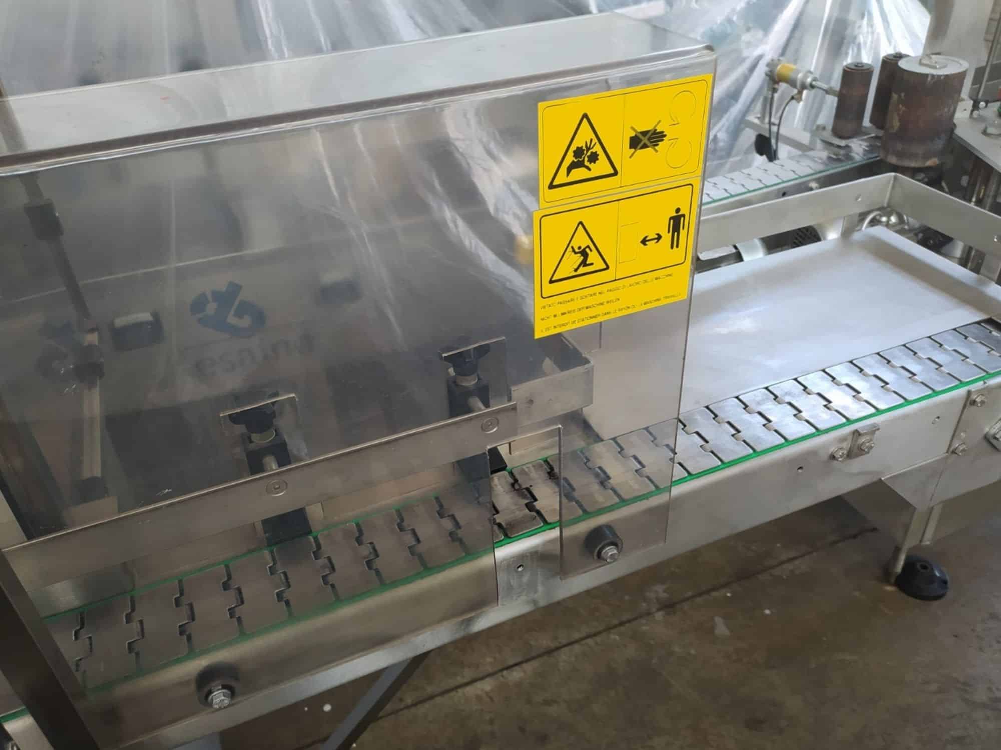 Vista laterale della linea di riempimento Revinsa per le bottiglie di vetro a perdere