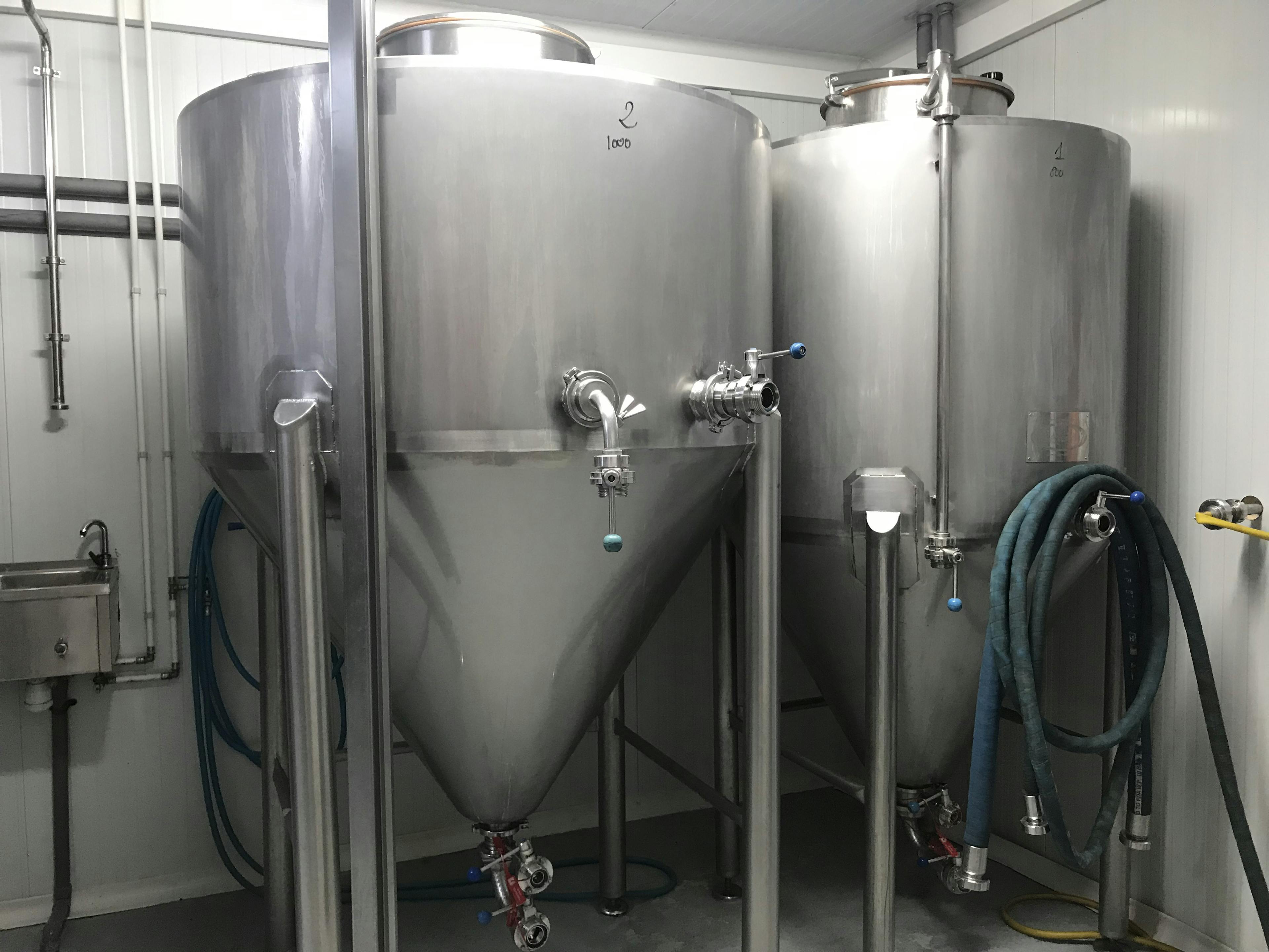 Vista frontale of Ca l'Arenys Microbrewery 800l 