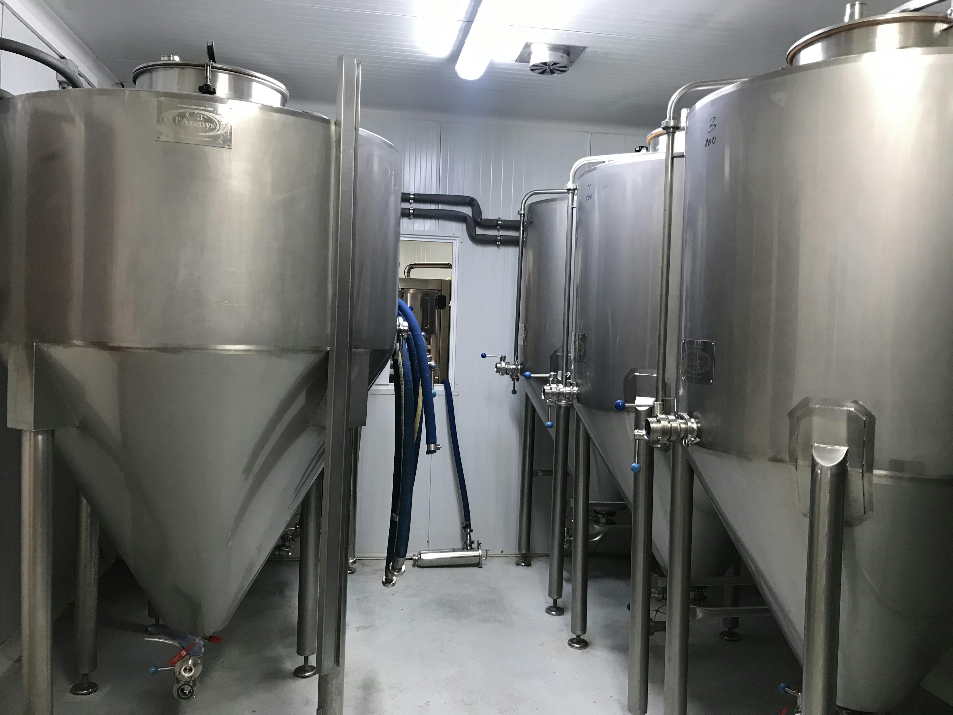 Vista frontale of Ca l'Arenys Microbrewery 800l 